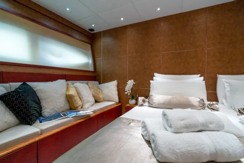 Fashion 68 Cantiere Navale room and bed