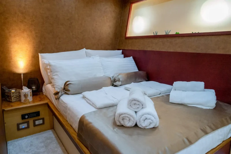 Fashion 68 Cantiere Navale bed with towels
