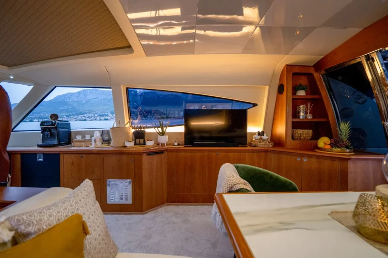 Fashion 68 Cantiere Navale living room and table