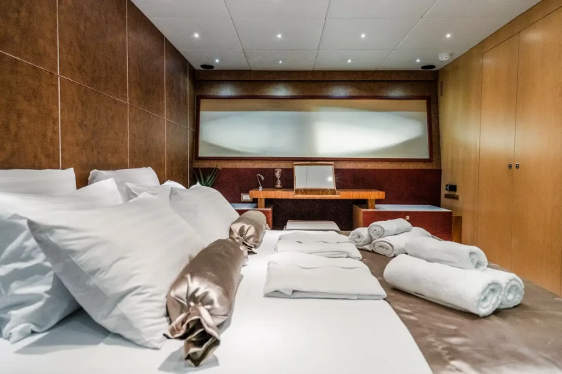 Fashion 68 Cantiere Navale king size bed and towels