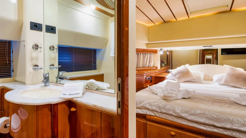 Ferretti Yacht 730 Marino, bedroom and bathroom