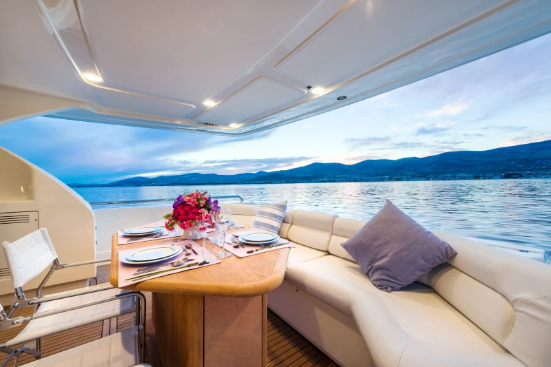 Ferretti Yacht 730 Marino, dining table