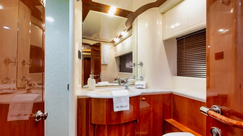 Ferretti Yacht 730 Marino, bathroom
